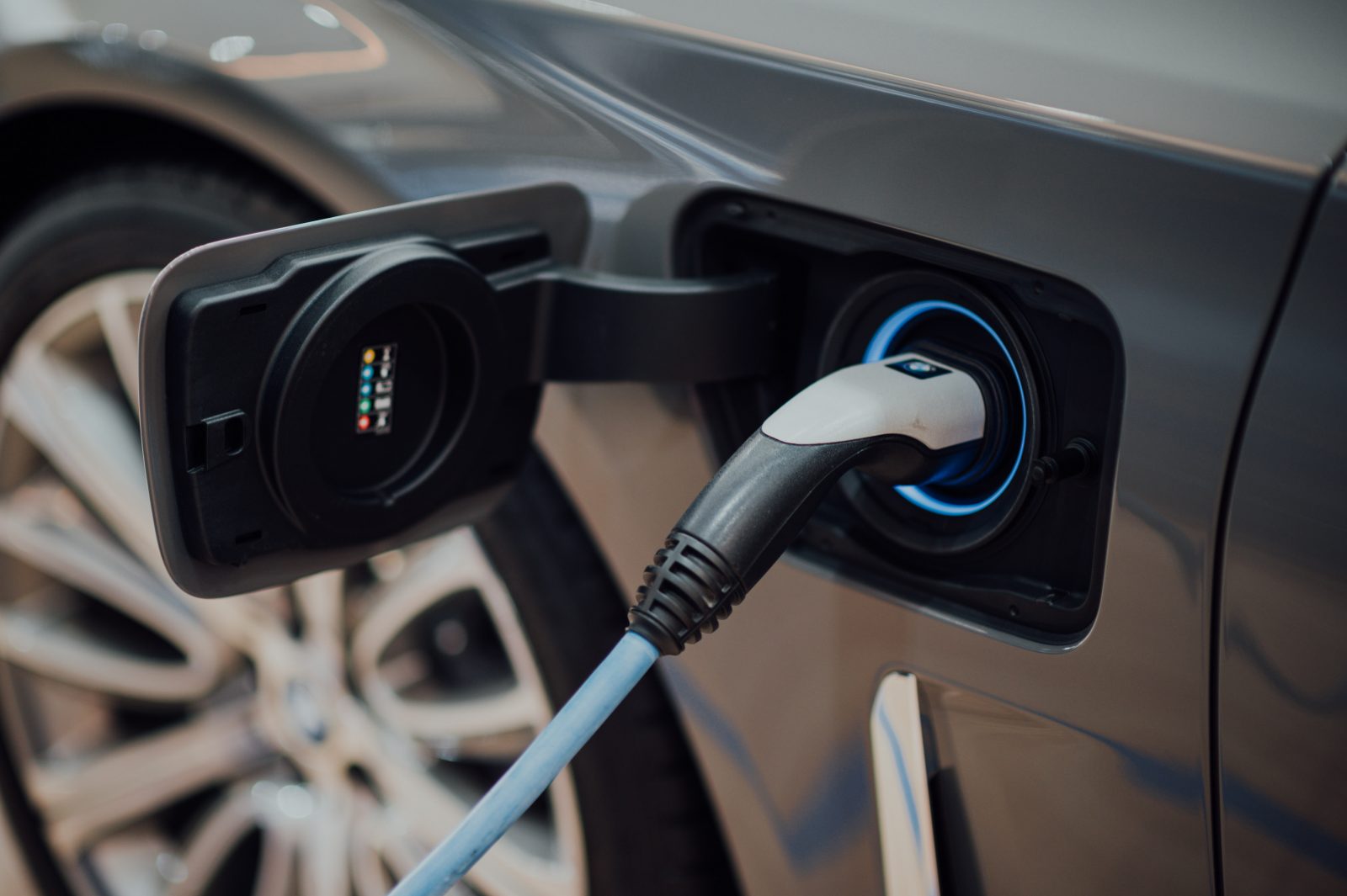Comment fonctionnent les bornes de recharge de voitures électriques ?