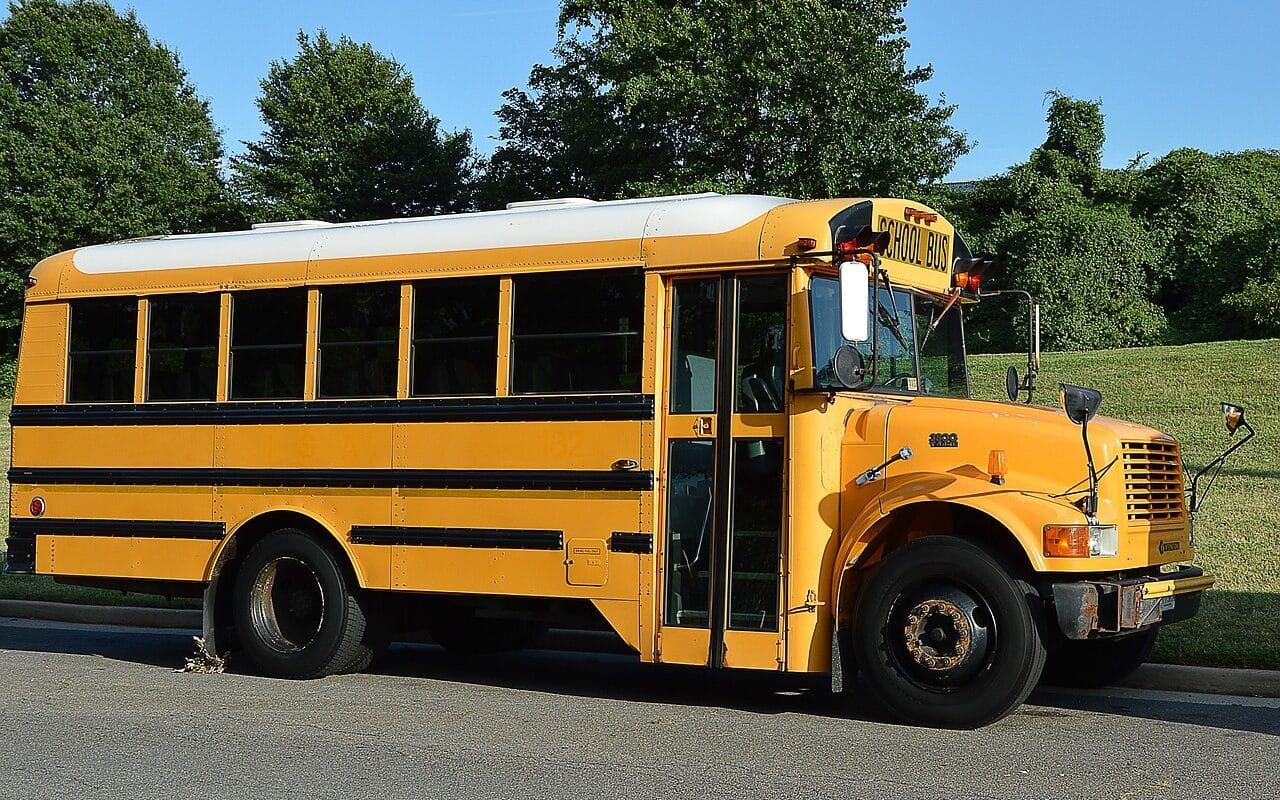 louez des bus scolaires pour des transports sécurisés et pratiques. idéal pour les sorties scolaires, les événements et les trajets quotidiens. réservez dès maintenant et assurez le confort de vos élèves!